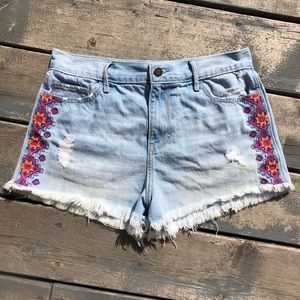 HOLLISTER high waited embroidered jean shorts